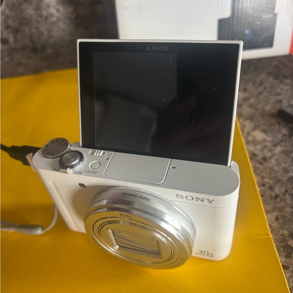 Digital Camera - Picture 3 of 6